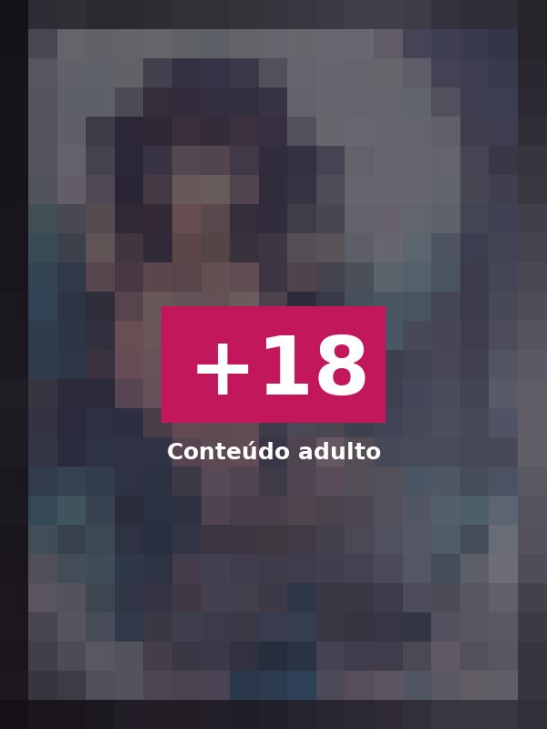 Contracapa de C3-01.5: a mesma personagem de cabelos negros sob a lua, com penas pretas ao redor