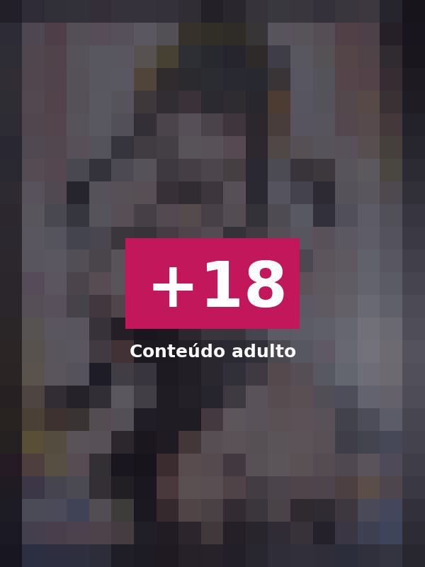 Capa do doujinshi hentai Yoru no Otsutome, do círculo Raijinkai: Yor Forger com o vestido preto de assassina e as agulhas douradas